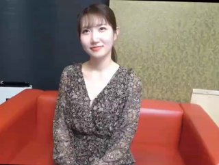 豪乳美少女！用大奶子乳交！情侶開房操屄，抓起來屌吸吮，扶著肥臀後入，騎乘位兩個奶子直晃…